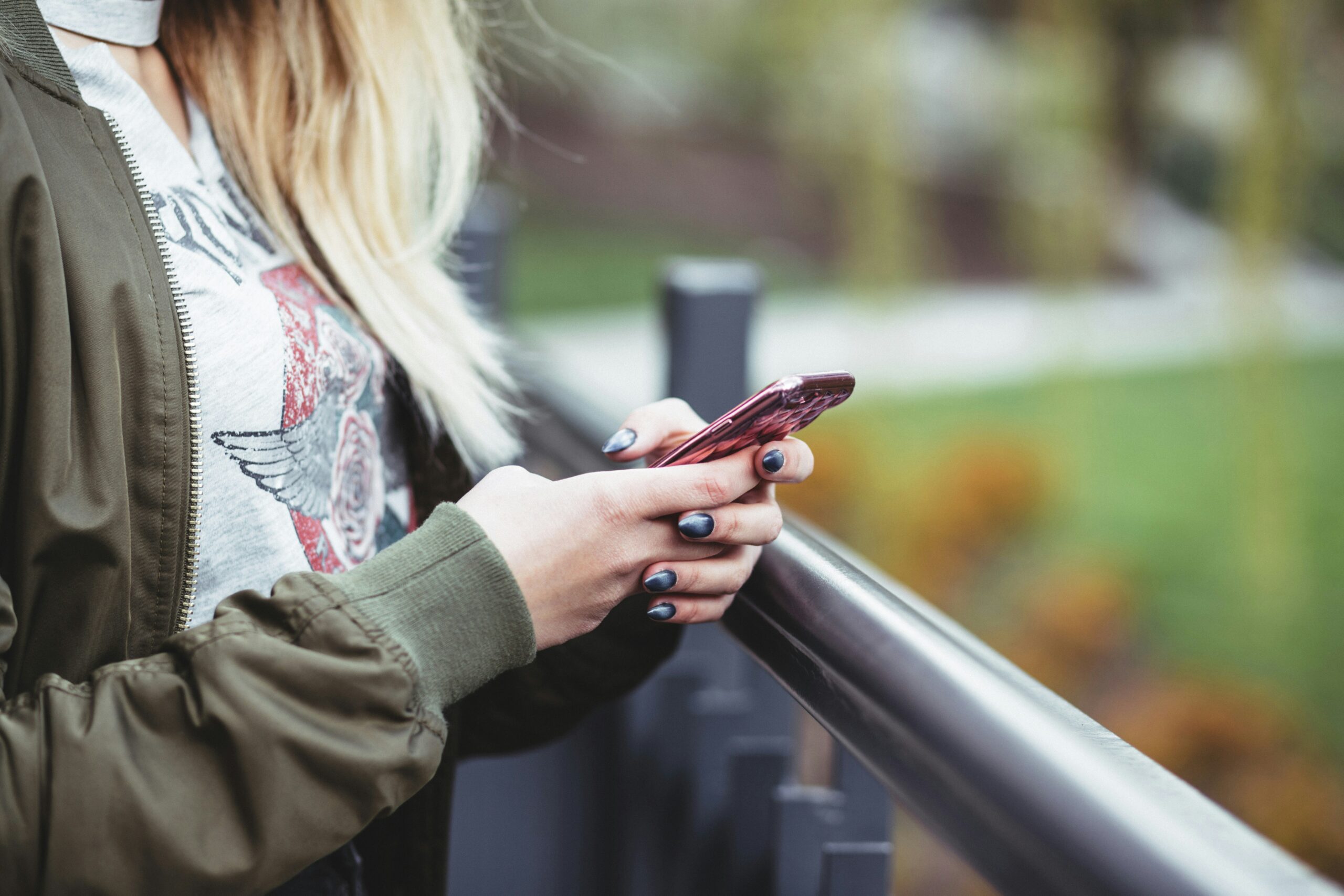 Earlier social media use associated with lower standardised test scores – Expert Reaction
